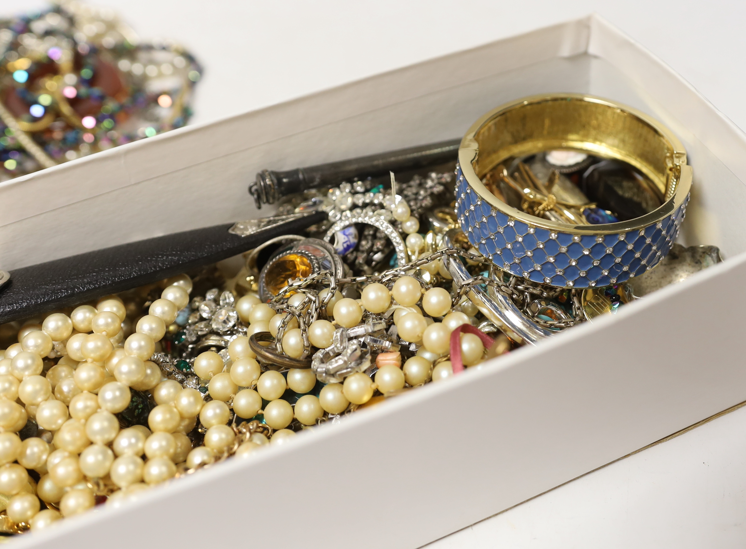 A quantity of assorted costume jewellery.